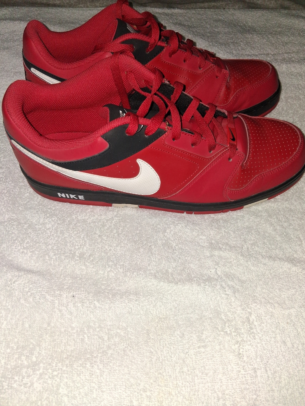 Nike Men’s Red Low-Top Athletic Sneakers